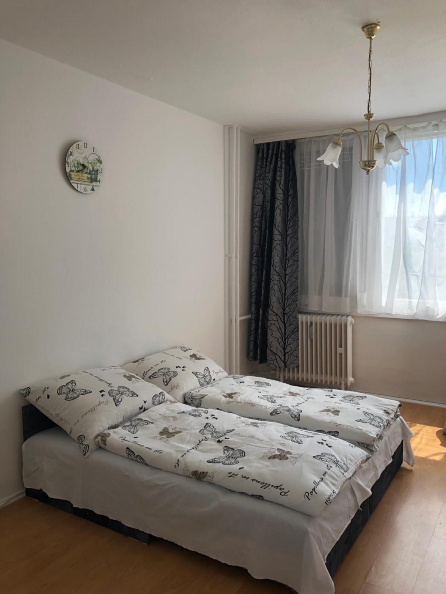Juti Apartman Eger Buitenkant foto